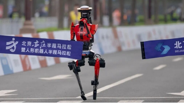 人形机器人半马出圈，大厂角逐的背后，拼的是什么？