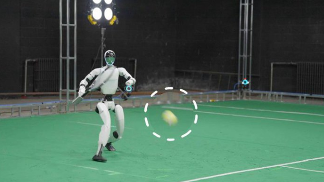 打网球的人形机器人